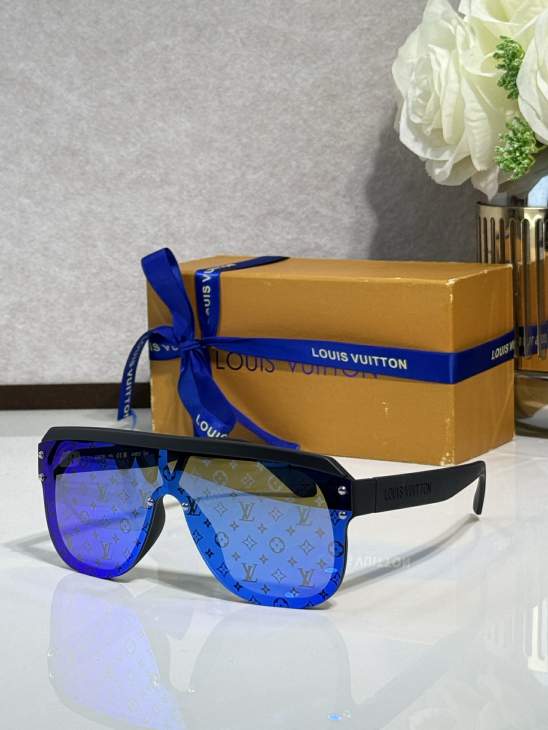Picture of Louis Vuitton Sunglasses _SKUfw77097972fw